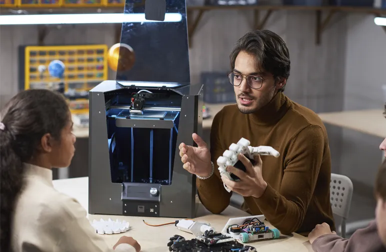 profesor enseñando el mundo de las inteligencias artificiales y el metaversoa sus alumnos en un centro educativo