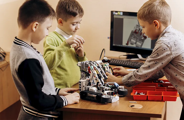 alumnos de un centro educativo aprendiendo sobre inteligencia artificial 